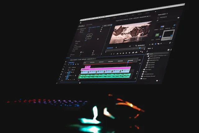 ¿Es necesario tener una computadora potente para editar en Adobe Premiere?